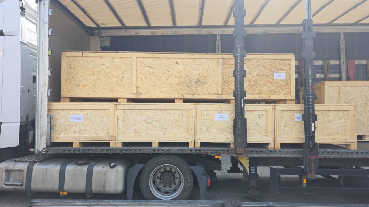 Palletized industrial adhesives and high-performance construction materials prepared for temperature-controlled transport and logistics
